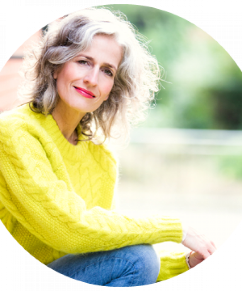 Katharina Aurora Friedrichs in einem gelben Zopfstrickpullover