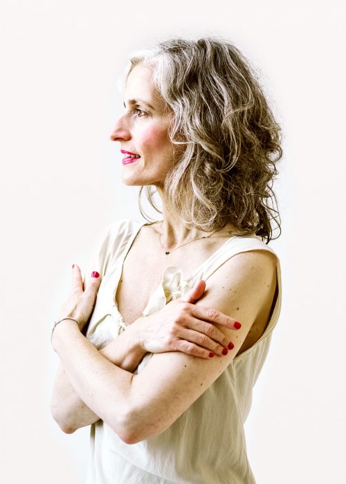 Katharina Aurora Friedrichs in einem weißen Oberteil